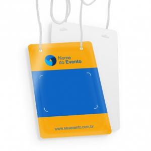 Credencial PVC com Dois Furos - Arte Única PVC 0,3mm 10x14cm colorido frente 4x0 brilho frente Corte Reto Cordão nylon 3mm
