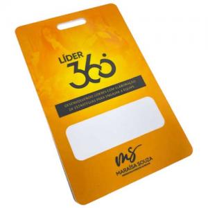 Credencial PVC com Furo para Presilha - Dados Variáveis PVC 0,3mm 10x14cm colorido frente 4x0 brilho frente Corte Reto Cordão nylon 3mm